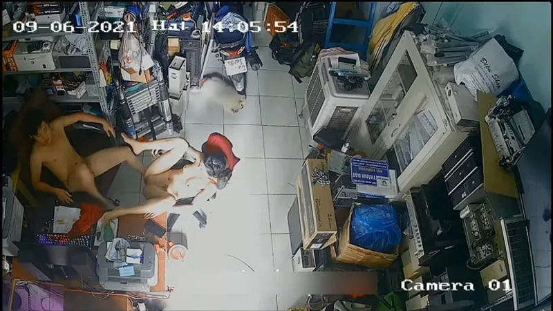 Cô vợ ông xã làm tình nhau trong của hàng máy tính