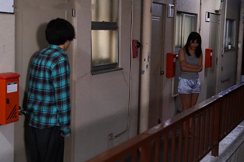 Bí mật vụng trộm với người phụ nữ nhà bên cãi nhau bị chồng yêu đuổi ra cửa