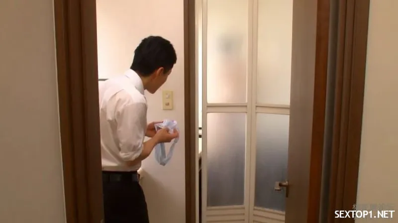 đến nhà chơi, thanh niên nhìn trộm mẹ con ghệ tắm