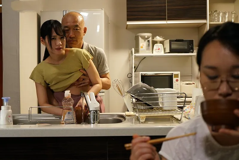 Gã chồng nện con gái riêng của cô vợ khi biết vợ yêu không thể sinh con cho mình