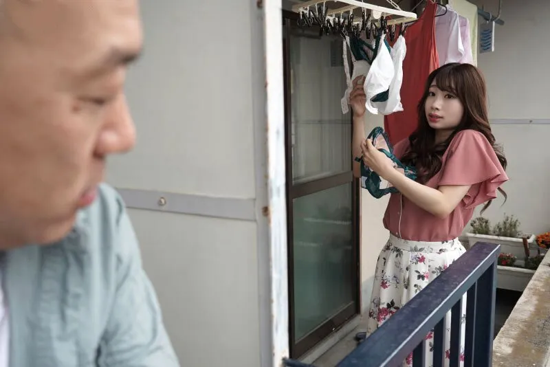 Gã nhà bên chuyên soi mói và cặp cô vợ chồng thường xuyên rên la quá to