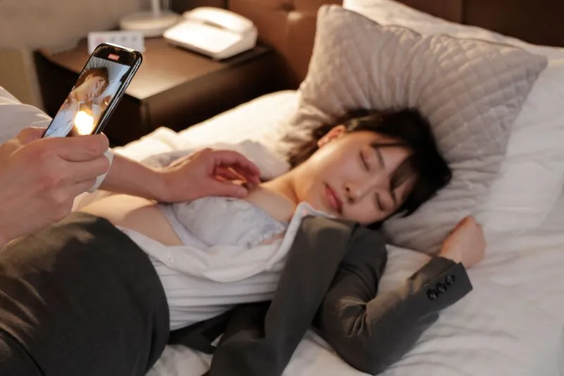 Chuyến công tác với kẻ danh tiếng quấy rối ở công ty, cô gái bị chuốc thuốc ngủ