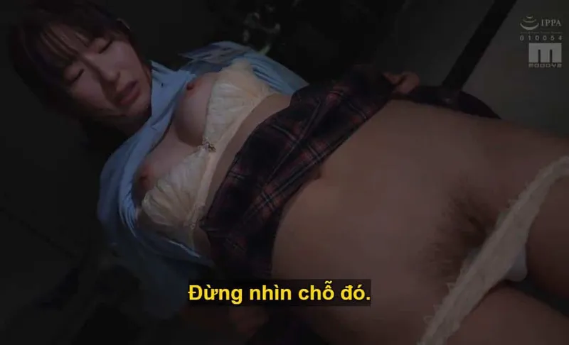 Ông chủ mưu tính "yêu đương" cô nhân viên kiêu kỳ lười nhác, suốt ngày chỉ chăm chăm chat chit cùng người yêu.